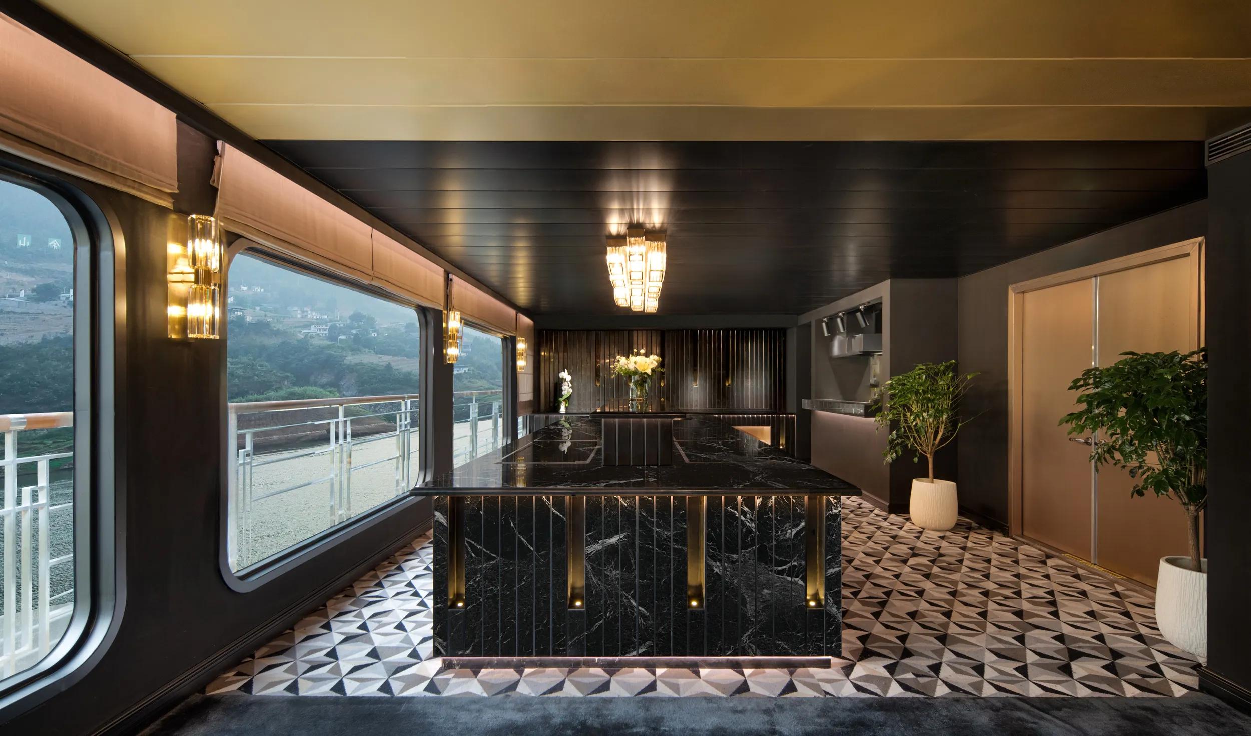 Amber Restaurant, Ship Yangzi Explorer.