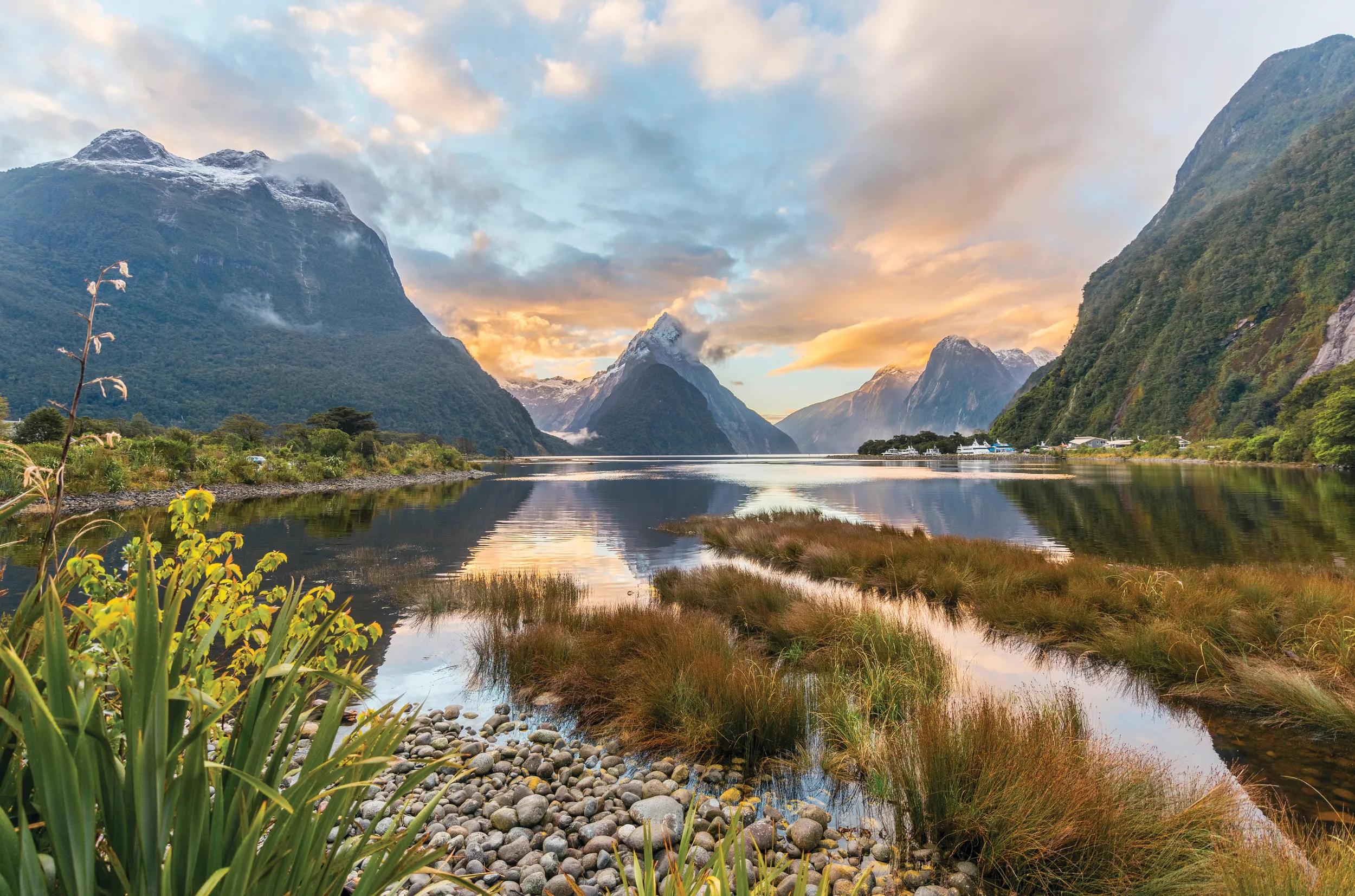 J03HYE Mitre Peak, Sunset, Milford Sound, Fiordland National Park, Te Anau, Southland Region, Southland, New Zealand, Oceania
