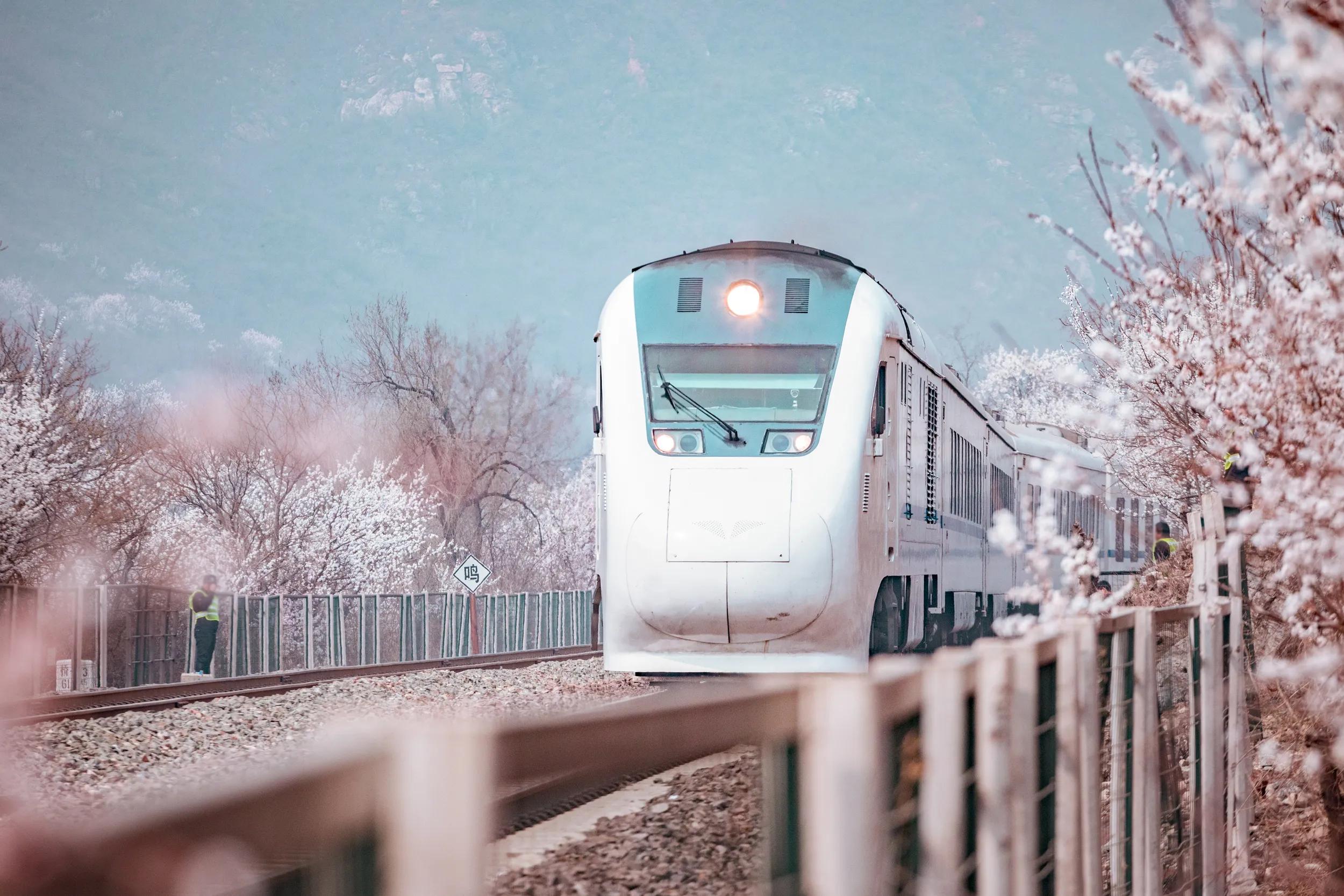 The high speed railway is in the middle of the Great Wall.