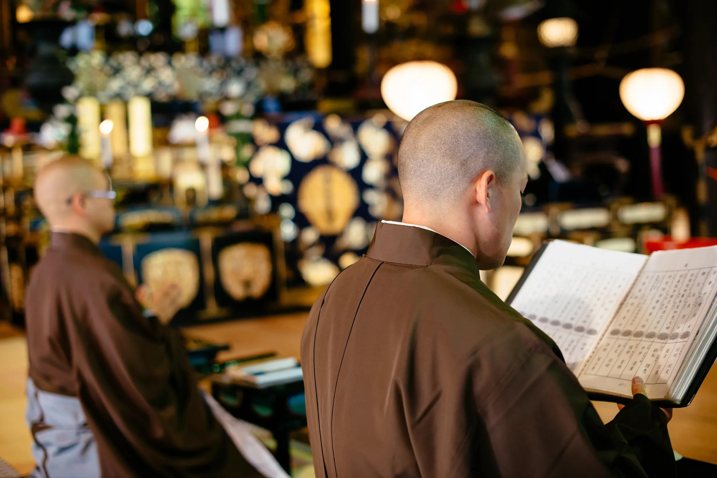 Afternoon prayer in Chijon-ji Buddhist Shrine in Kyoto. Location: Kyoto, Japan