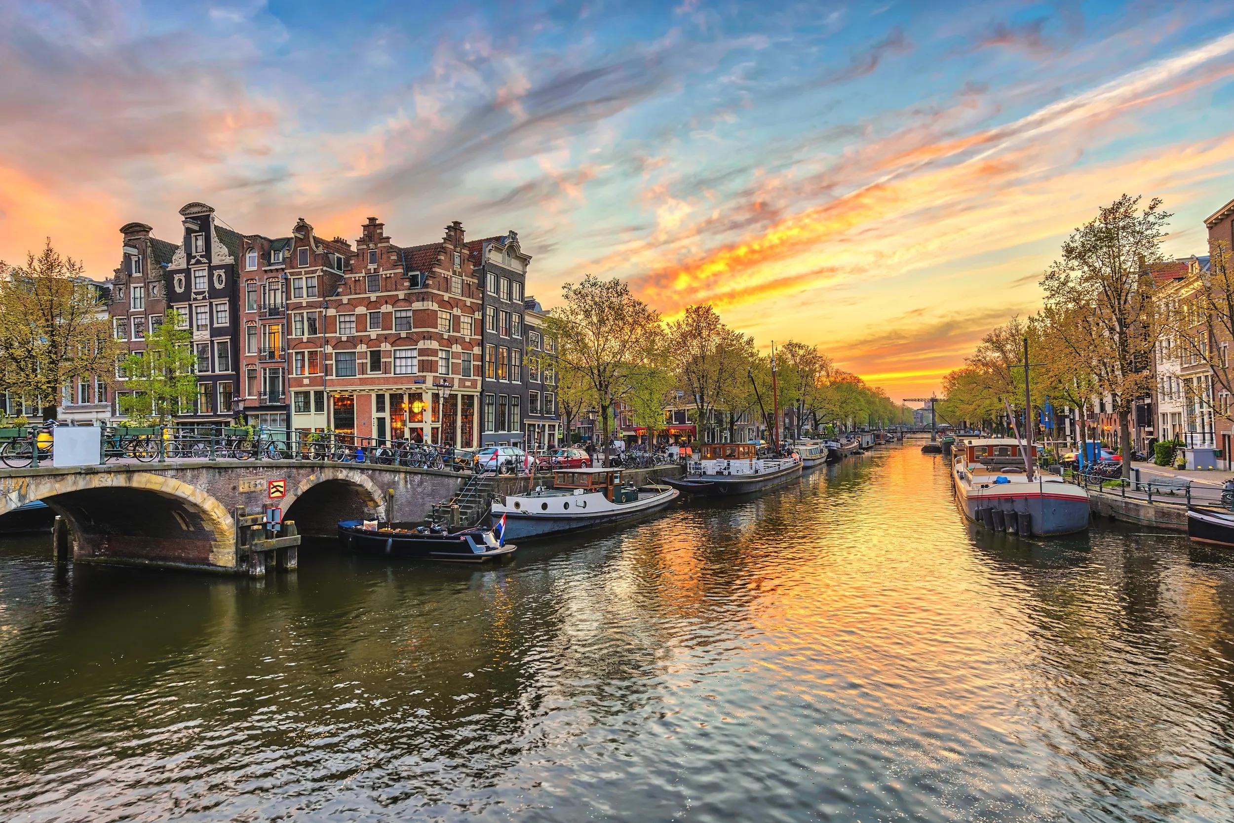 a-eu-netherlands-amsterdam-canal-waterfront-176953179-as