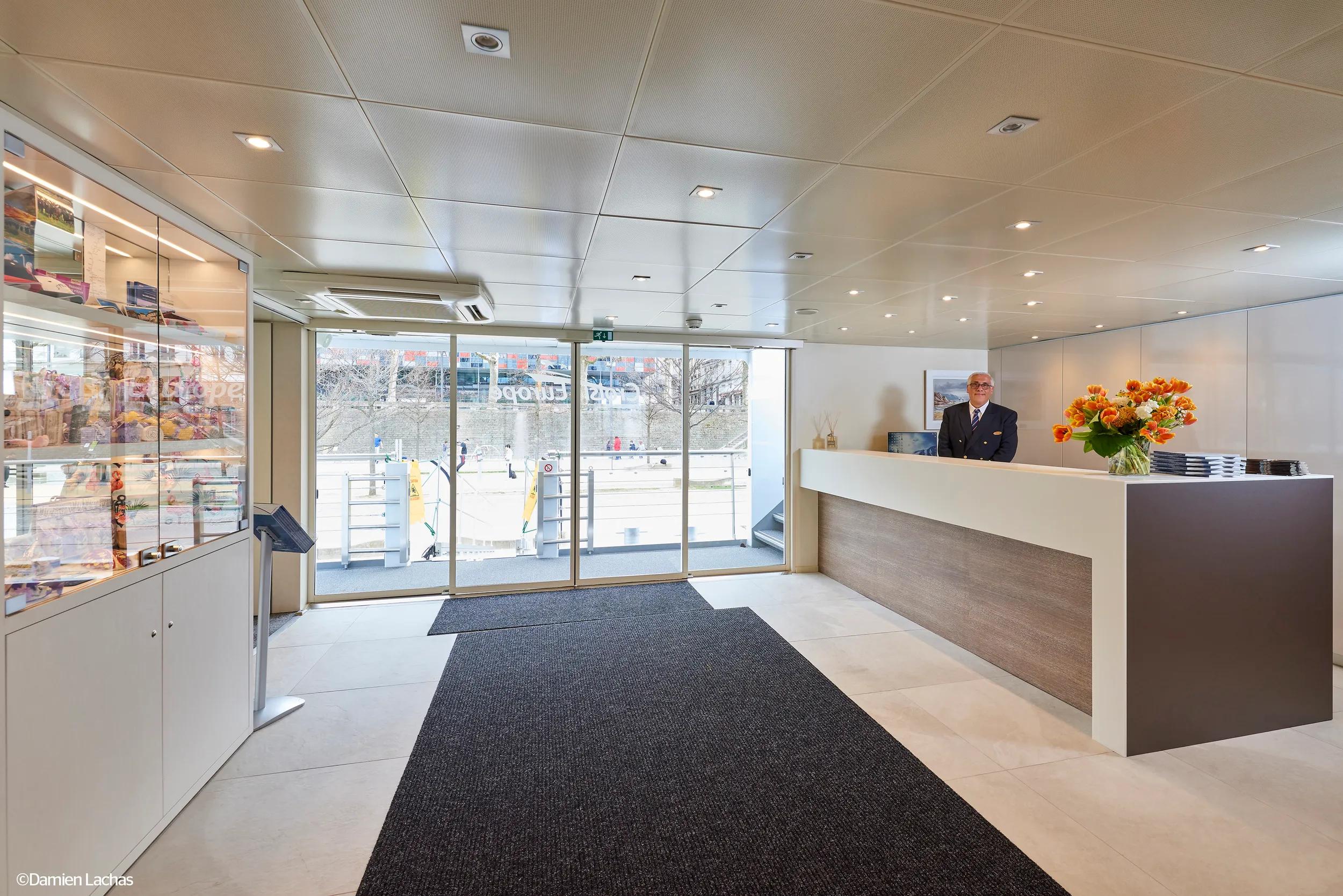 Accueil du paquebot de croisière le Van Gogh en mars 2018.