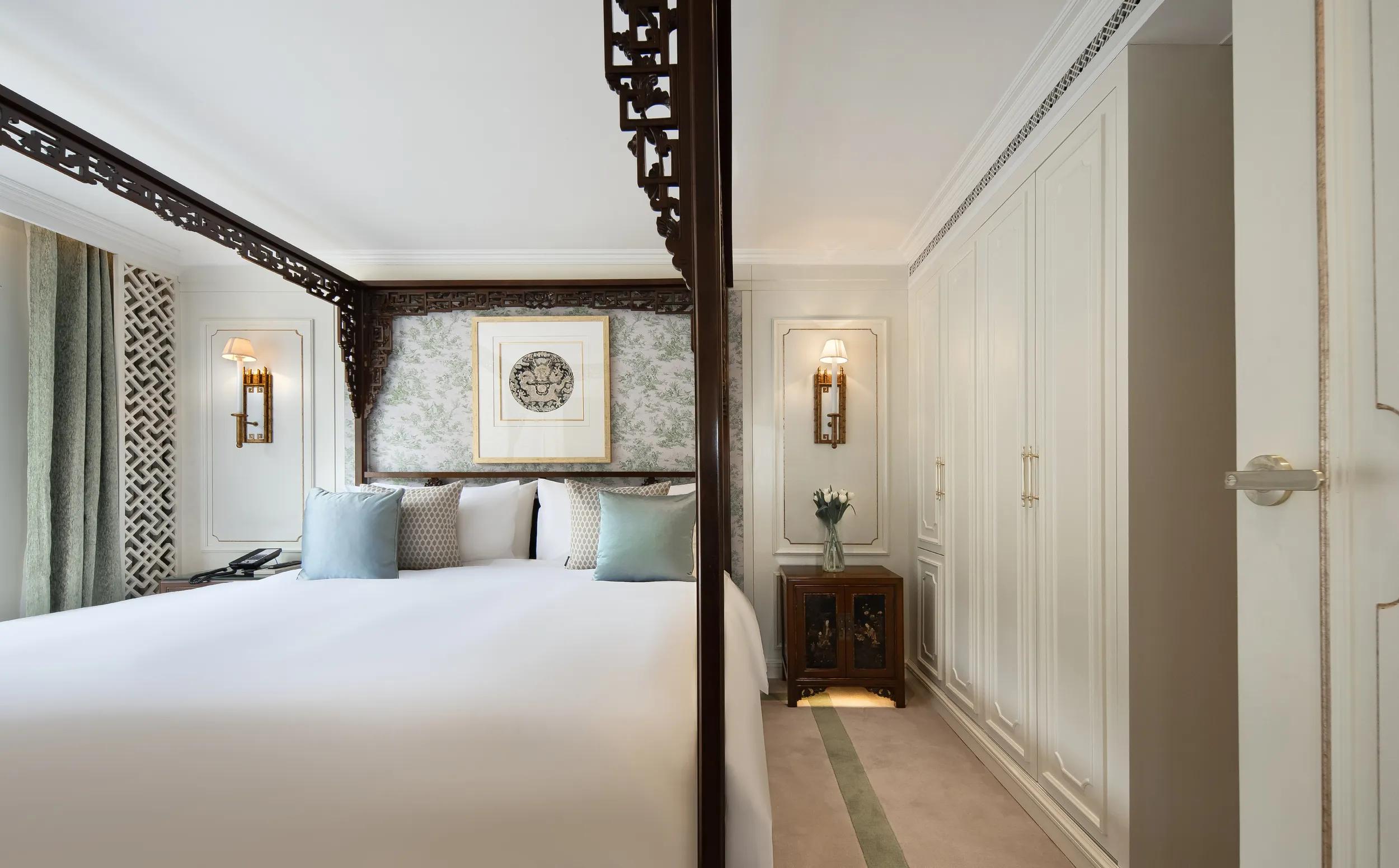 Celebrity Mandarin Suite Bed, Ship Yangzi Explorer.