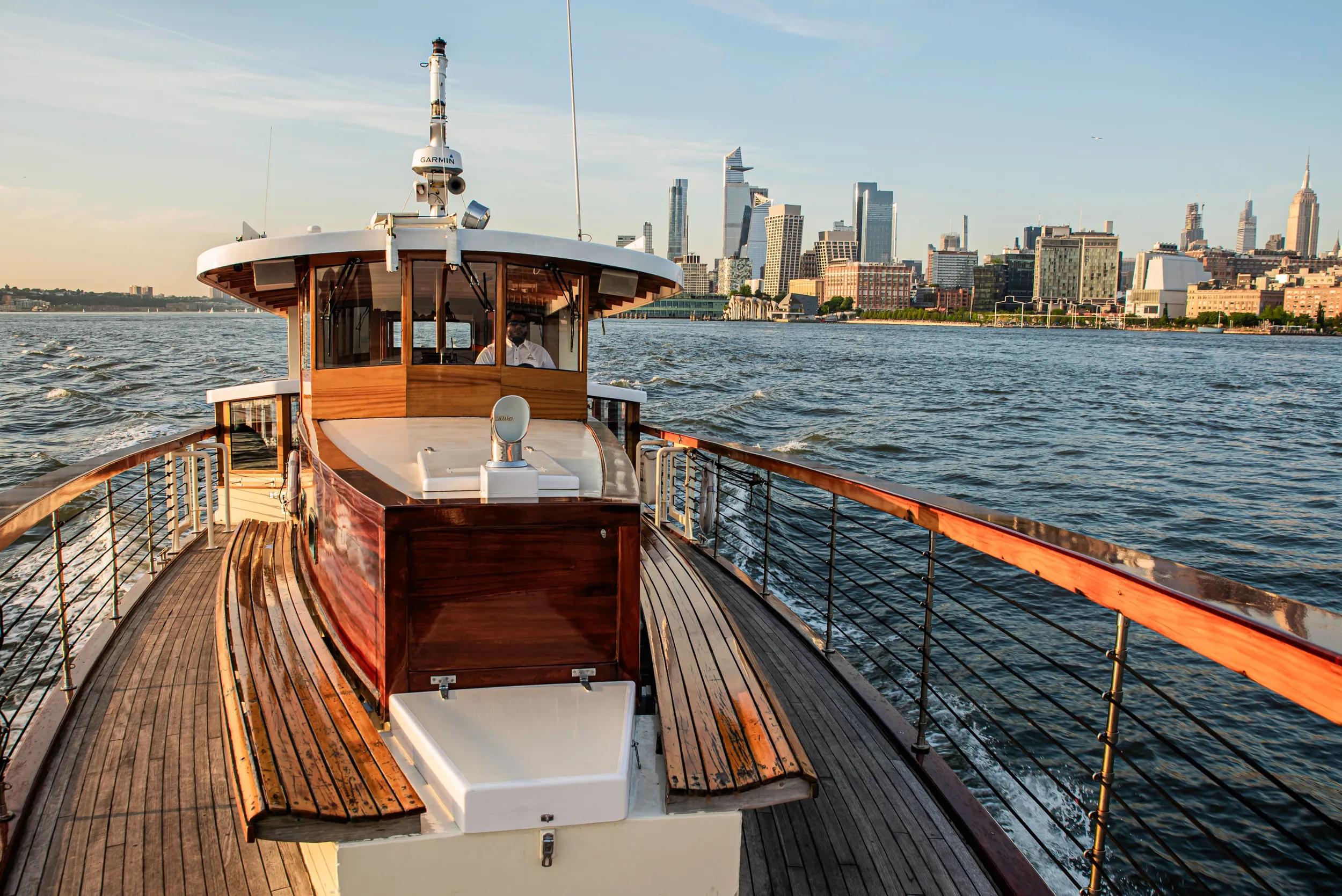 Charter Yacht in New York Manhattan