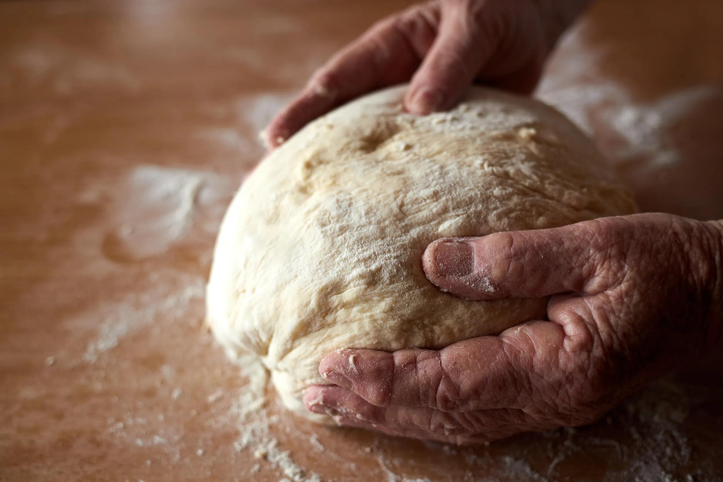 t-generic-hands-making-dough-1430664491-g-rf
